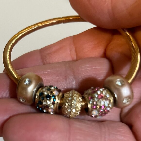 Elegant Gold Bracelet with Five Dazzling Beads - Picture 3 of 3